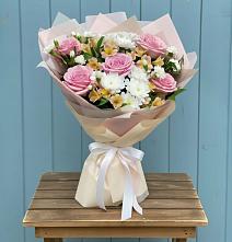Букет цветов из:  Гвоздики, Орхидеи и Розы в Новомышастовской