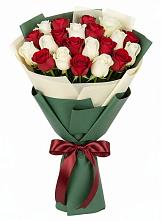 Букет Микс из красных и белых роз в Новомышастовской
