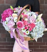Композиция солнечный день в Новомышастовской Цветочная композиция из Розы, Хризантемы, Пионы и Лизиантусы в корзине в Новомышастовской