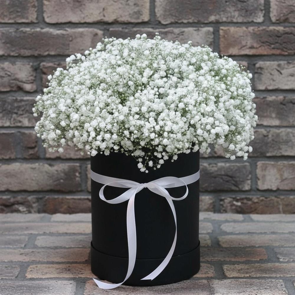 Цветочная композиция из Гипсофила в шляпной коробке в Новомышастовской