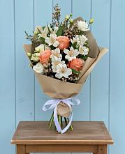 Букет цветов из:  Альстромерии, Лизиантусы, Розы и Хризантемы в Новомышастовской