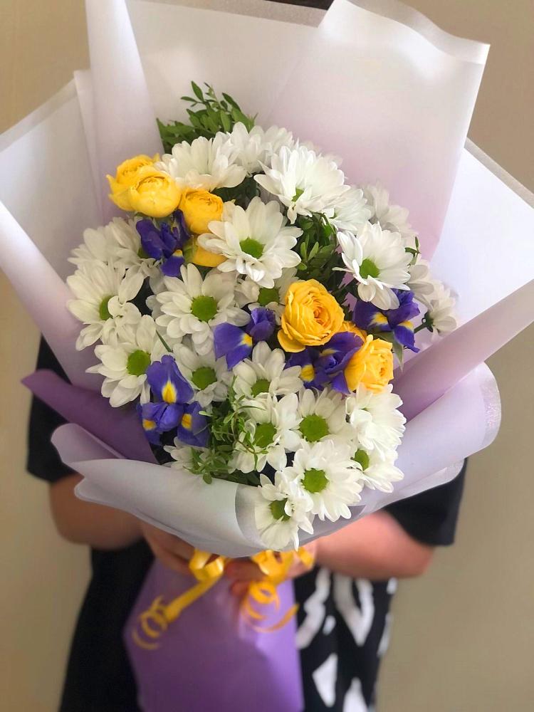 Букет цветов из: Ирисы, Хризантемы и Розы в Новомышастовской