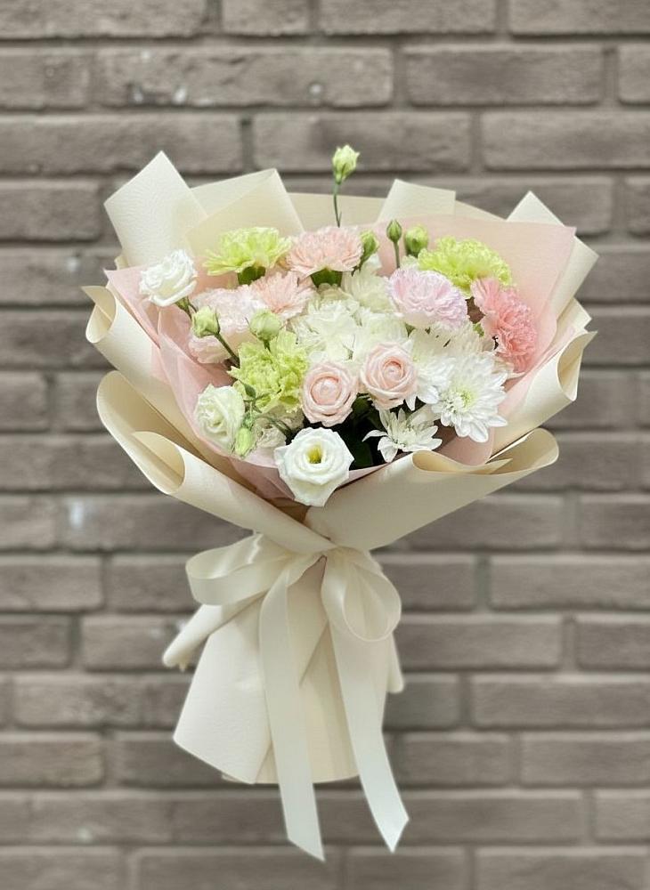 Букет цветов из: Гвоздики, Розы, Лизиантусы и Хризантемы в Новомышастовской
