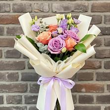 Букет цветов из:  Лизиантусы и Розы в Новомышастовской