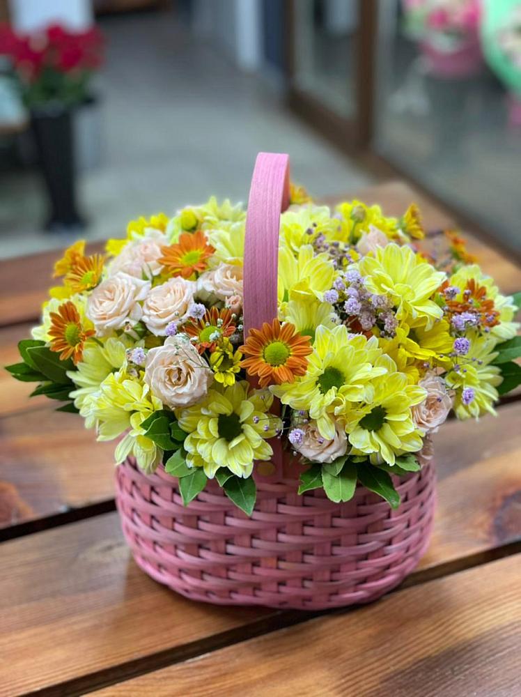 Цветочная композиция из Хризантемы и Розы в корзине в Новомышастовской