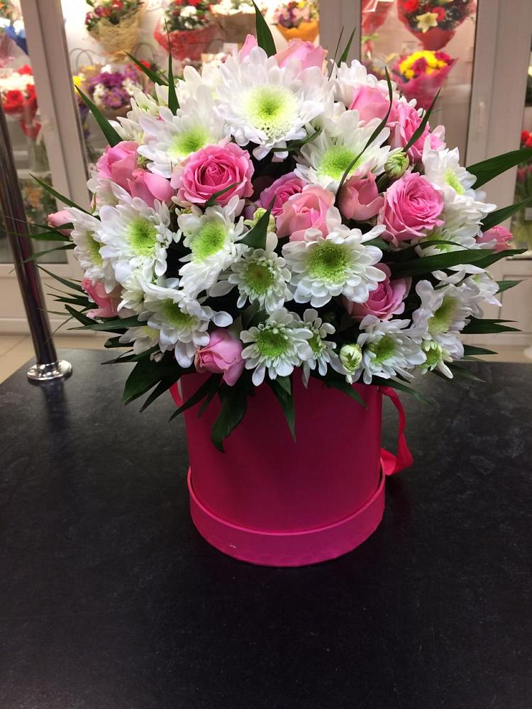 Цветочная композиция из Розы и Хризантемы в шляпной коробке в Новомышастовской