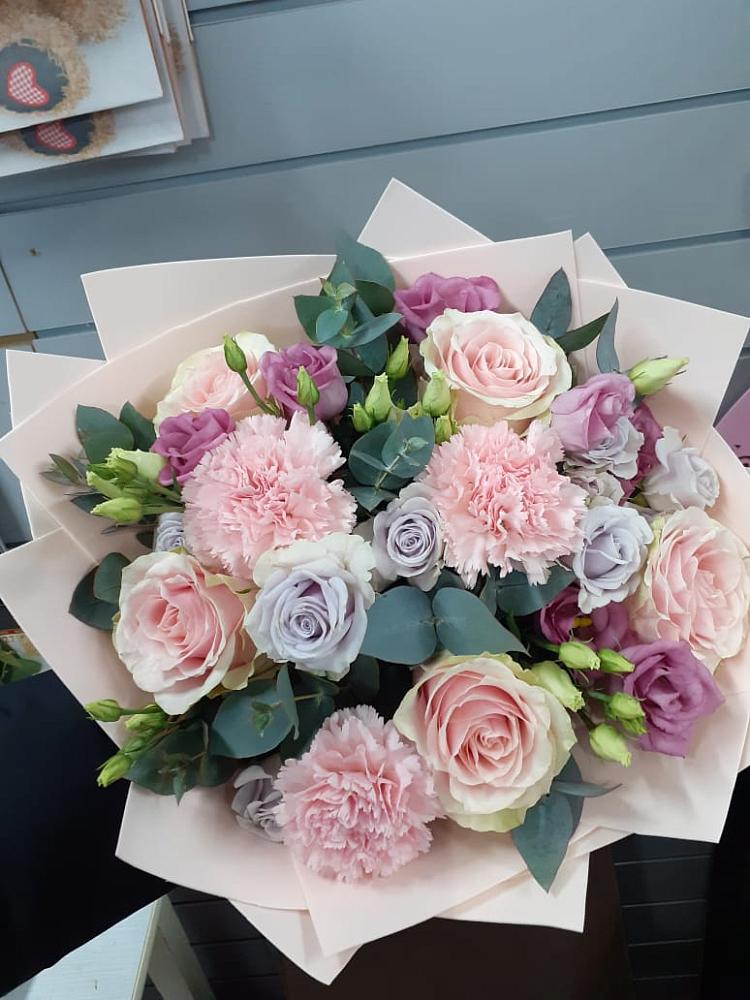 Букет цветов из: Розы, Гвоздики и Лизиантусы в Новомышастовской