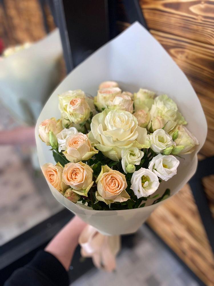 Букет цветов из: Розы и Лизиантусы в Новомышастовской